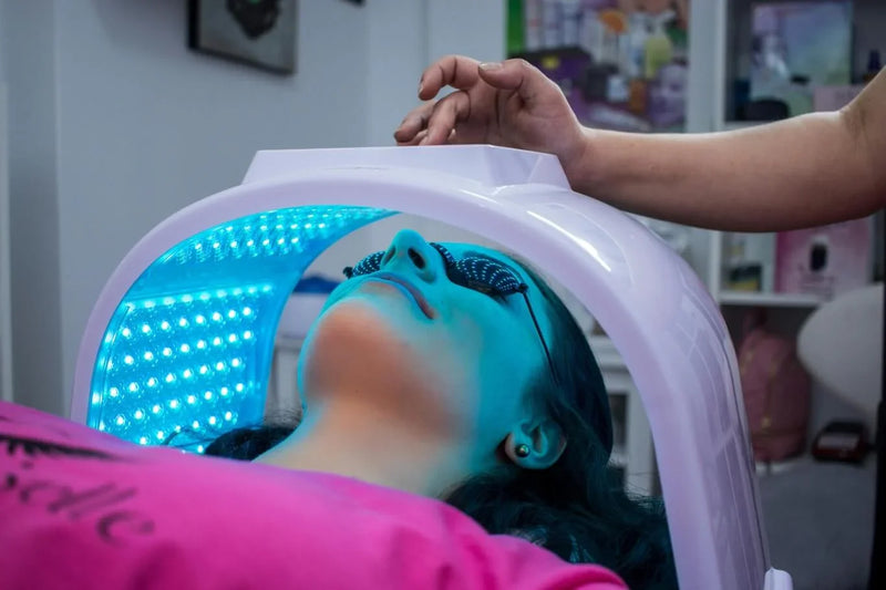 Mulher utilizando aparelho de LED Terapia Facial